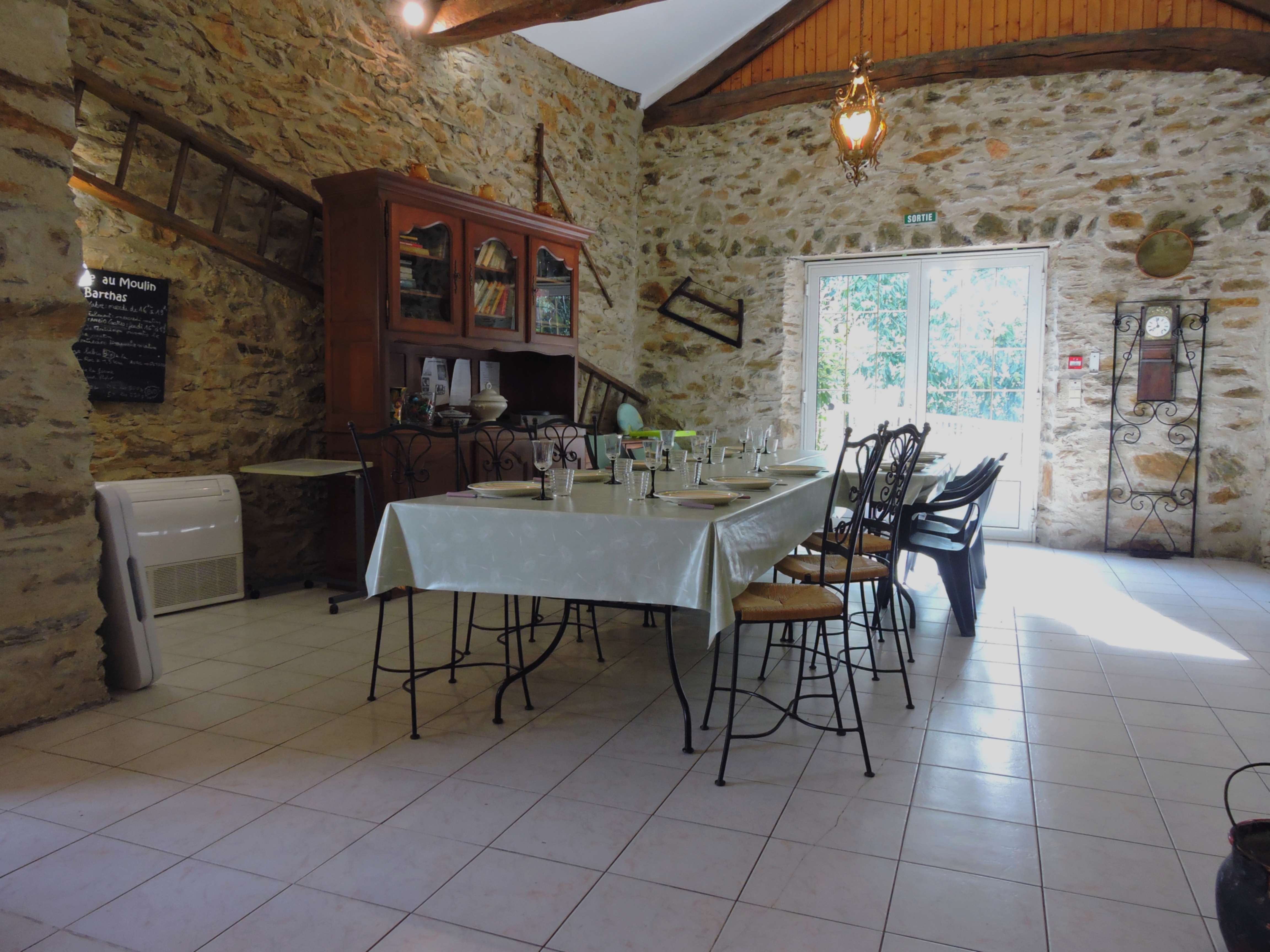 Pièce à vivre de 70 m² jusqu'à 15 personnes possible – La Fenial