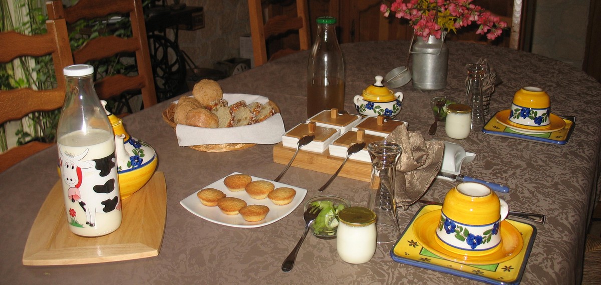 Petit-déjeuner maison au Moulin du Barthas