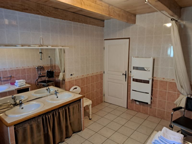 Salle de bains accessible avec douche à l'italienne – La Fenial